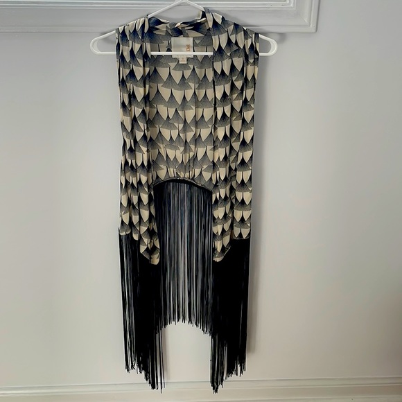 Line & Dot fringe vest - Picture 1 of 7